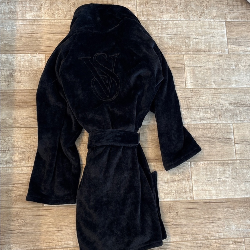 Victoria's Secret NWT Charcoal Plush Robe - Picture 5 of 5